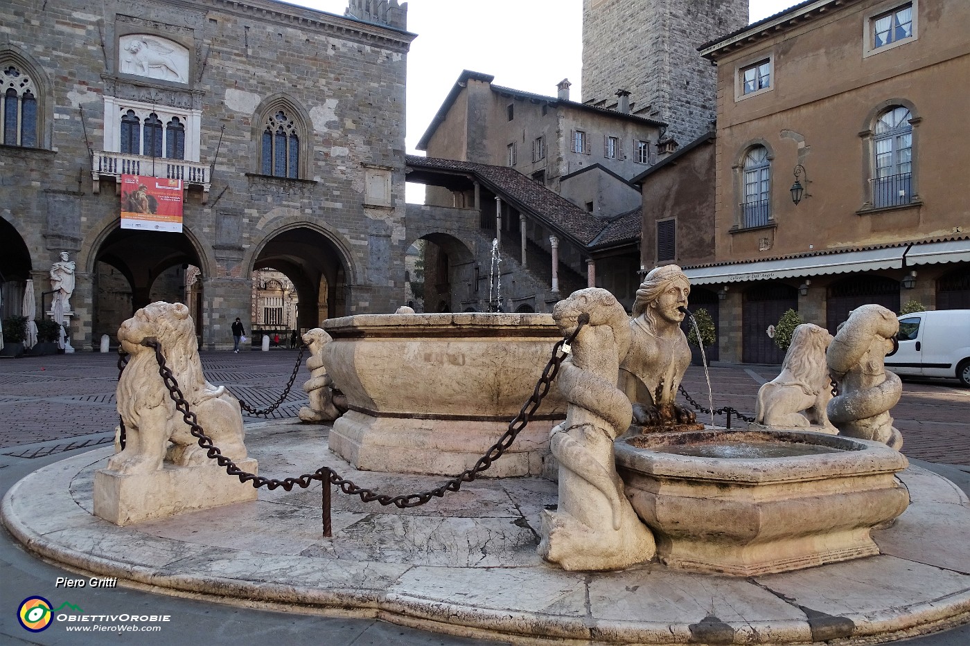 64 Piazza Vecchia con Fontana del Contarini e Palazzo della Ragione a dx.JPG